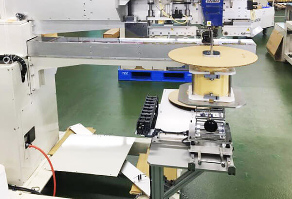 縫製式段ボールエコボビンを作る機械
